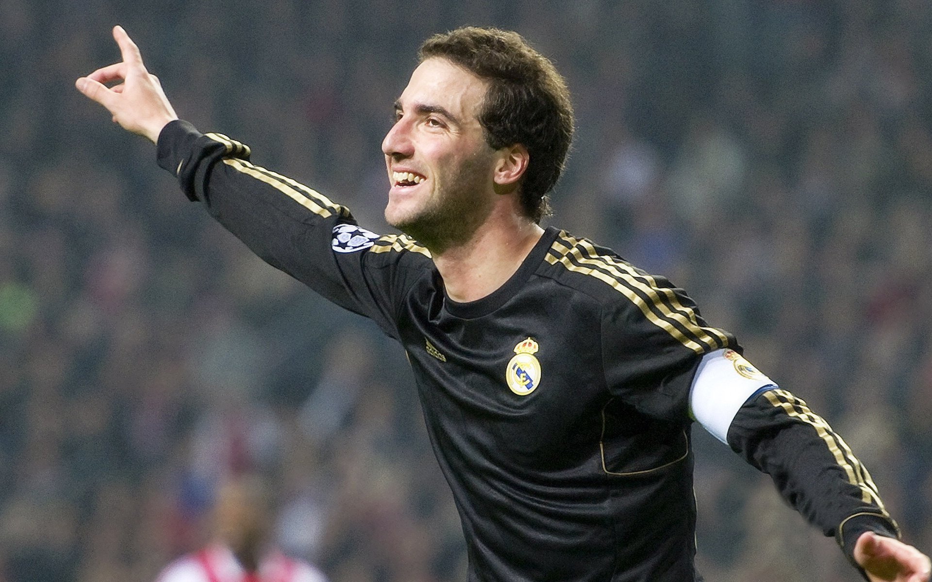 伊朗门将雪地封神,三场比赛零封对手,伊朗门将扑出c罗点球